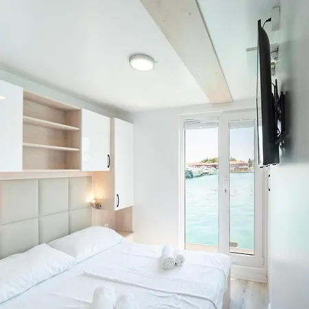 Comfortable Houseboat In A Prime Marina Location 3*
