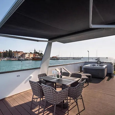 Comfortable Houseboat In A Prime Marina Location 3*
