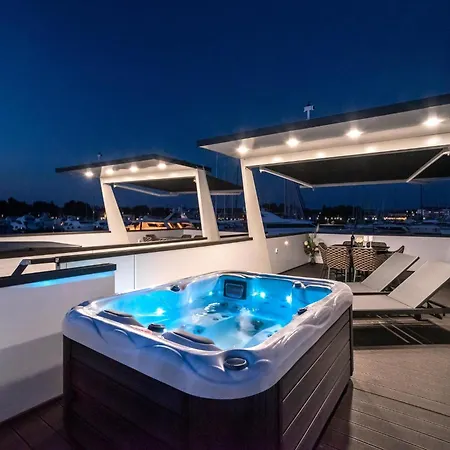 Comfortable Houseboat In A Prime Marina Location Novigrad Istria