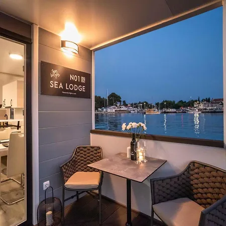 Botel Comfortable Houseboat In A Prime Marina Location