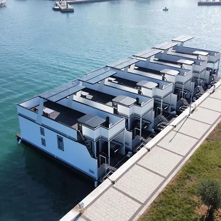 Comfortable Houseboat In A Prime Marina Location Botel Novigrad Istria