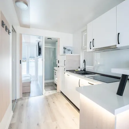 Comfortable Houseboat In A Prime Marina Location Botel 3*