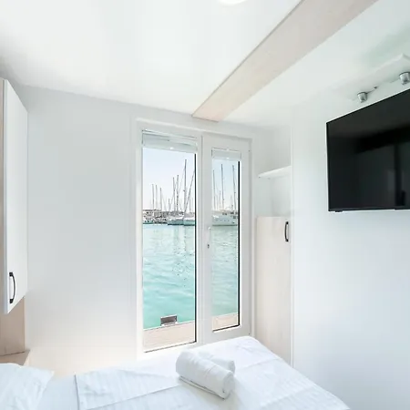 Comfortable Houseboat In A Prime Marina Location 3*