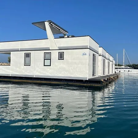 Comfortable Houseboat In A Prime Marina Location Botel Novigrad Istria