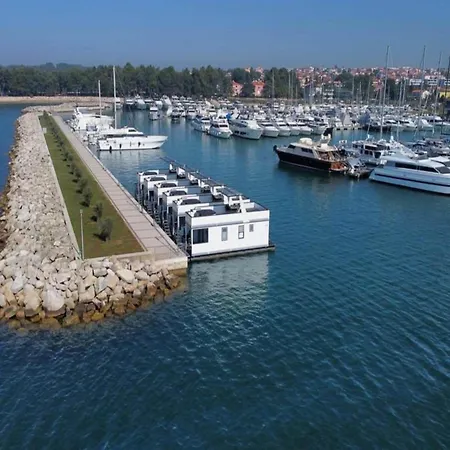 Comfortable Houseboat In A Prime Marina Location
