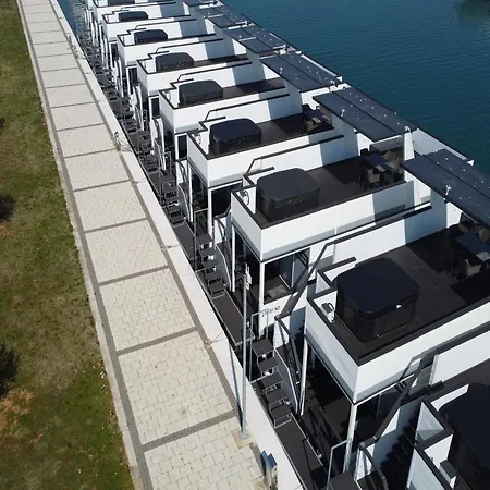Comfortable Houseboat In A Prime Marina Location