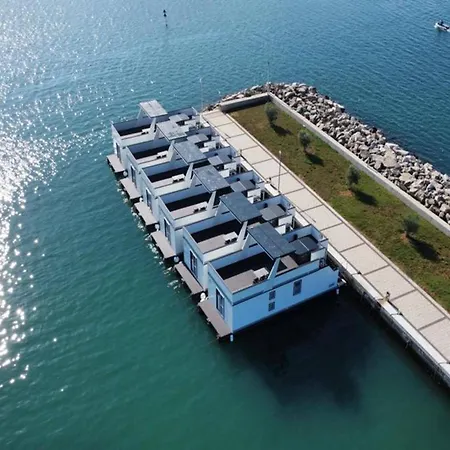 Botel Comfortable Houseboat In A Prime Marina Location 3*